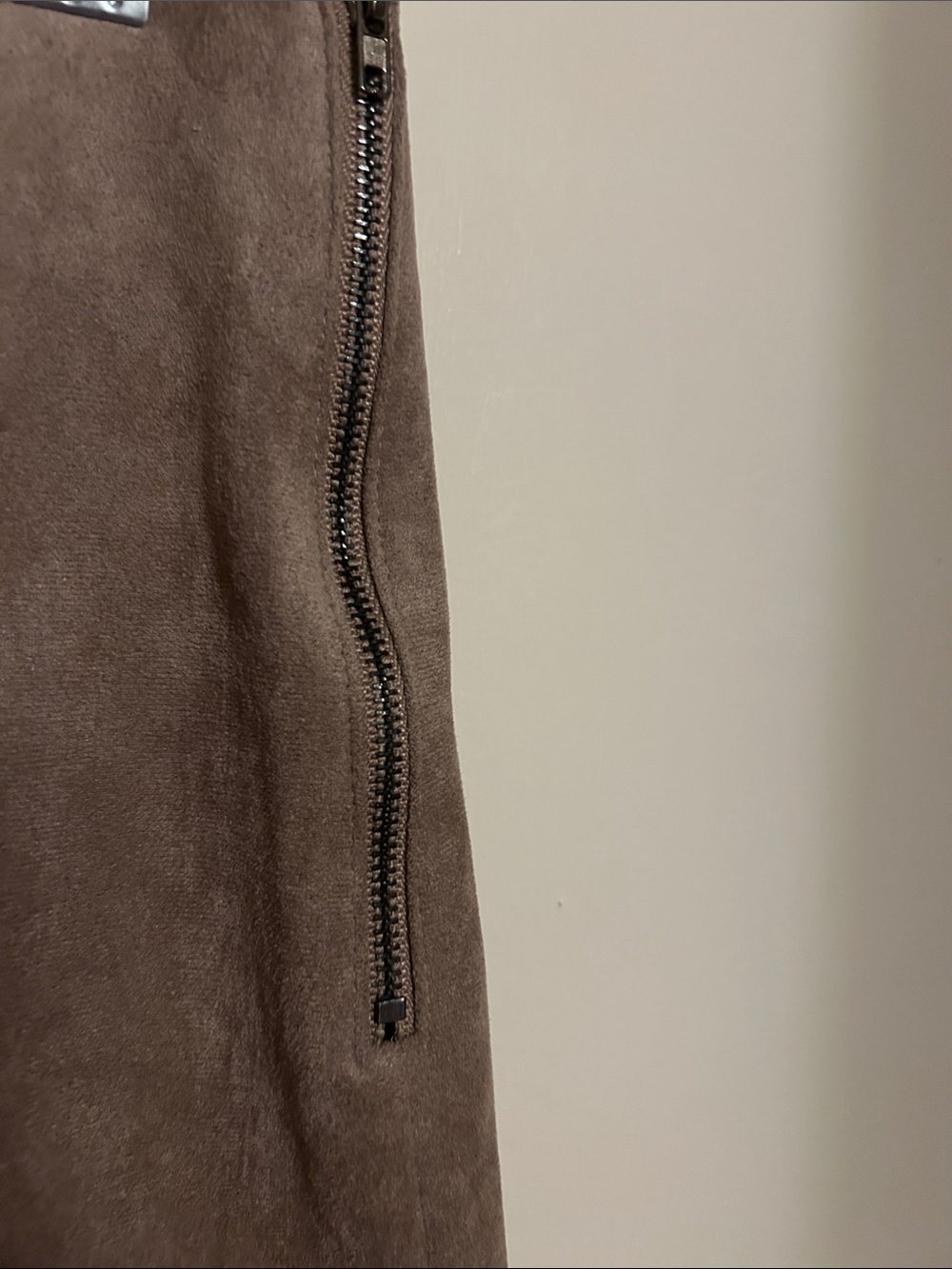 She & Sky soft suede-look mini skirt new with tag side zipper front slits size M - Picture 4 of 5